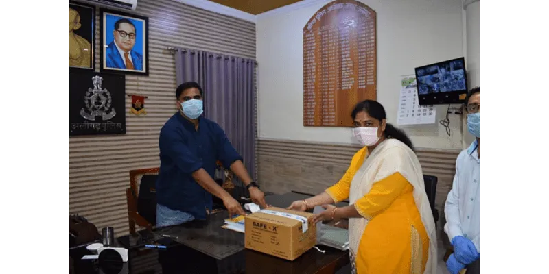 अलीगढ़ पुलिस को कोविड-19 रोकथाम किट वितरित करते हुए