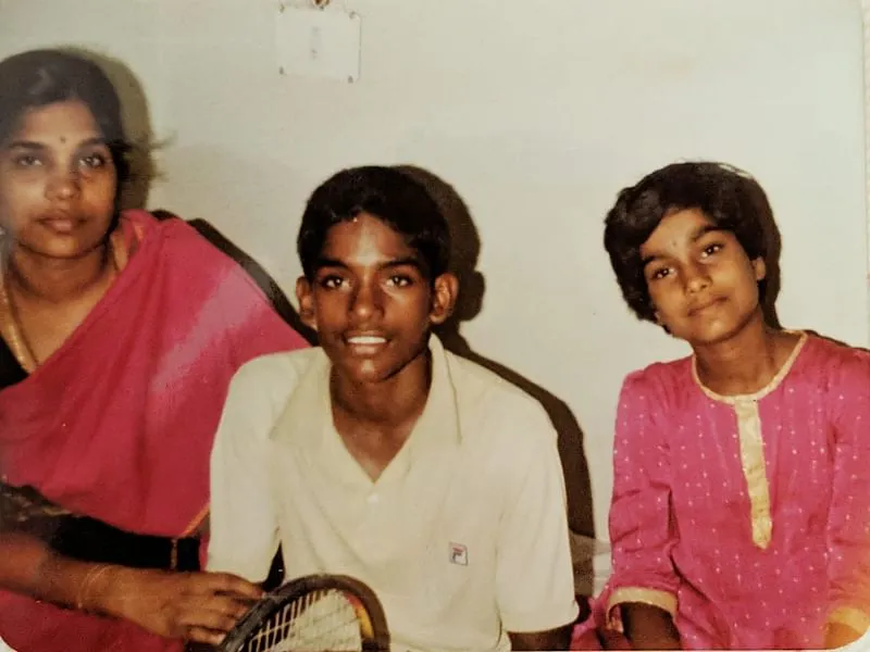 दीप्ति अपनी मां और भाई के साथ 