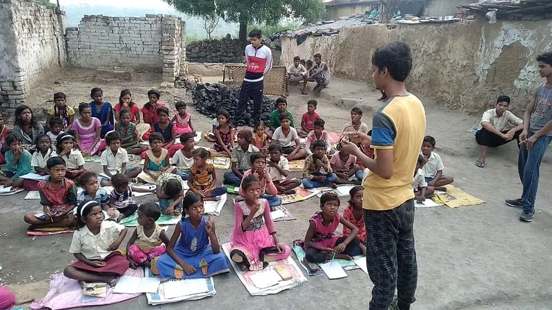 सहदेव फाउंडेशन के स्वयंसेवकों में से एक महामारी से पहले छात्रों के लिए कक्षा लेते हुए। 