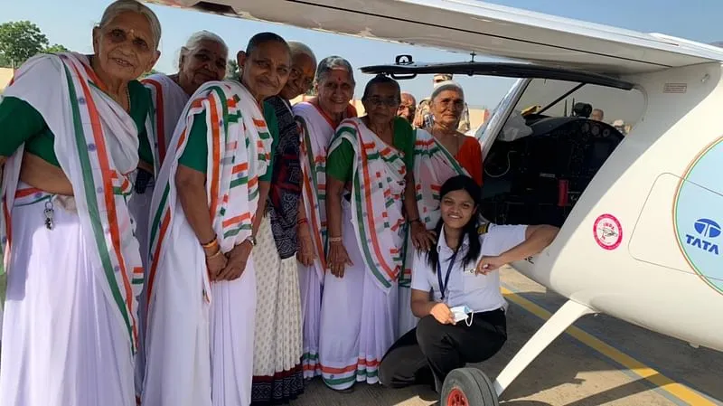 मधापुर की महिलाओं के साथ आरोही