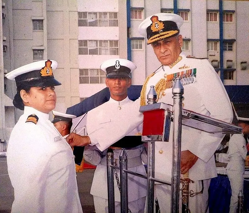 एडमिरल सुनील लांबा ने लेफ्टिनेंट कमांडर ऐश्वर्या को नौसेना पदक वीरता से सम्मानित किया; फोटो साभार: लेफ्टिनेंट कमांडर ऐश्वर्या बोद्दापति 