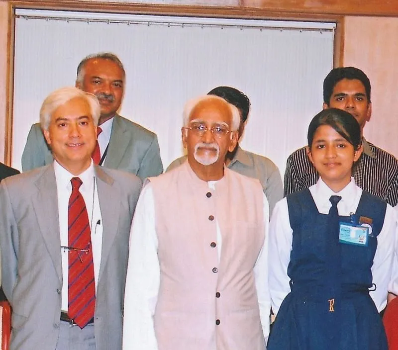 भारत के पूर्व उपराष्ट्रपति हामिद अंसारी के साथ स्प्रीहा बिस्वास 