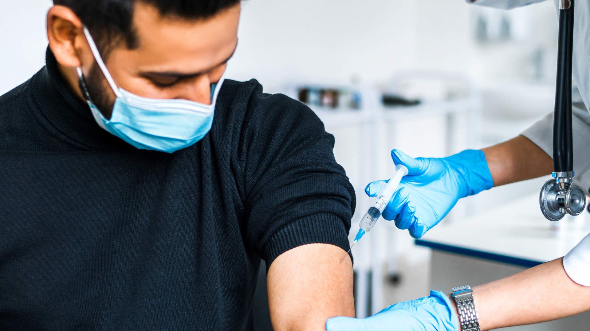 टीकाकरण सिर्फ बच्चों और बुजुर्गों के लिए नहीं — वयस्कों के लिए भी ज़रूरी: डॉक्टरों की सलाह