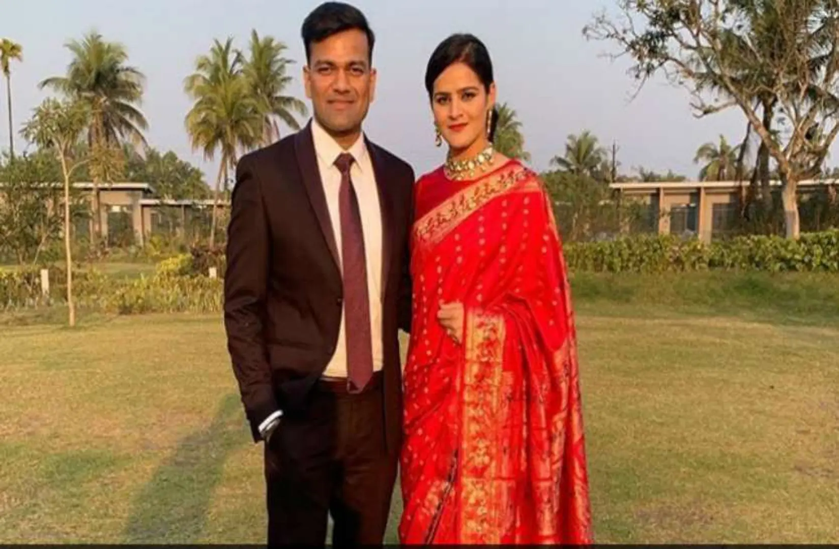 काम के चलते ऑफिस से नहीं मिली छुट्टी, इस जोड़े ने ऑफिस में ही कर ली शादी
