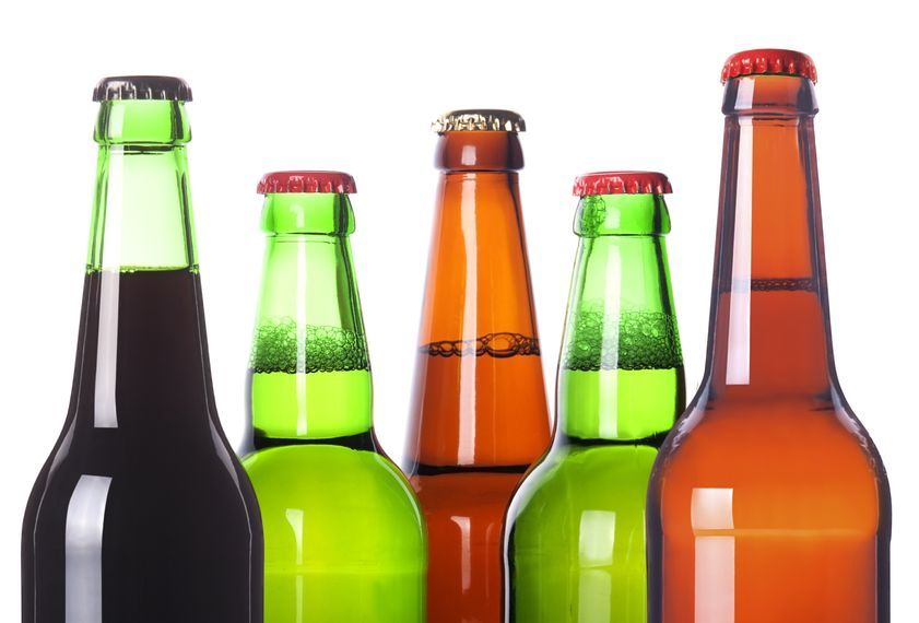 आखिर क्यों बीयर की बोतलें भूरे या हरे रंग के काँच से बनाई जाती है, यहाँ जानिए 