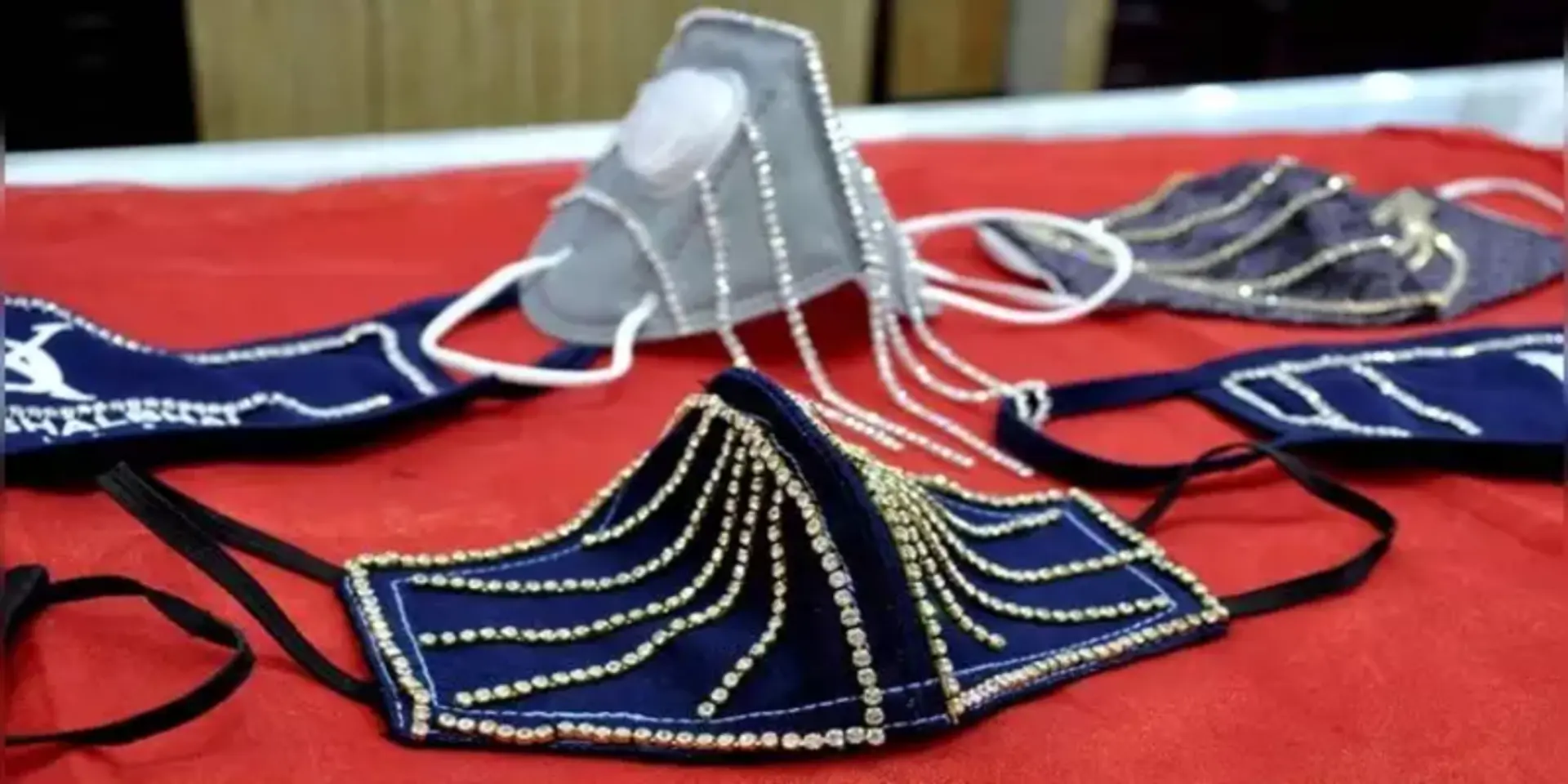 सूरत में ज्वैलरी शॉप पर बिक रहे हीरे जड़े हुए फेस मास्क, कीमत है इतनी...