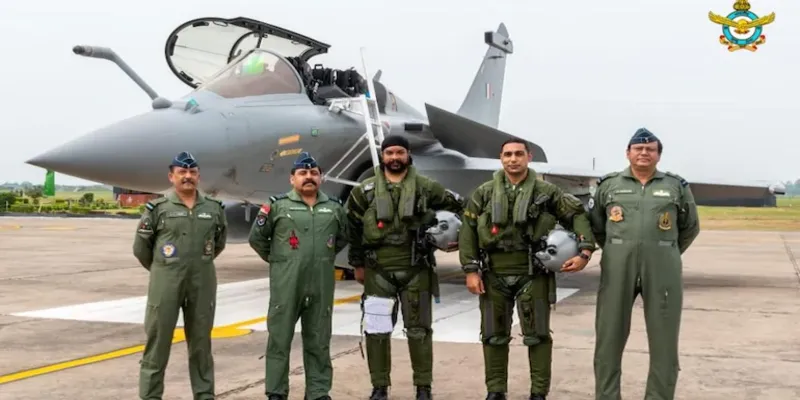 वायु सेना प्रमुख एयर चीफ मार्शल आरकेएस भदौरिया पहले पांच आईएएफ राफेल्स और घर लाने वाली टीम का स्वागत करते हैं। (फोटो: ट्विटर / IndianAirForce)