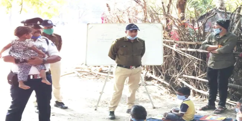 सराहनीय! इंदौर की मलिन बस्तियों के बच्चों को पढ़ा रहा है एमपी पुलिस का ये जवान