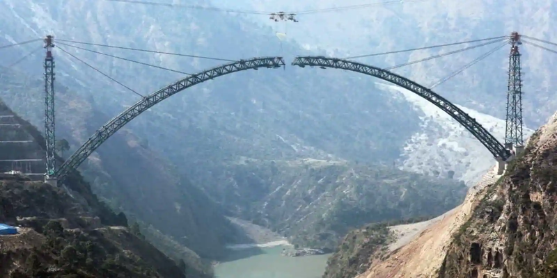 चिनाब नदी पर बन रहा दुनिया का सबसे ऊंचा रेलवे पुल, पीएम मोदी ने की तारीफ