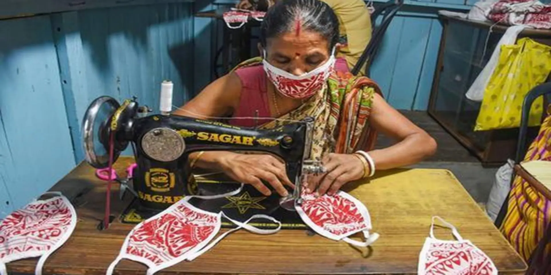असम में ग्रामीण महिलाओं ने कोविड-19 से मुकाबले के लिए घर में बनाए मास्क और हैंड सेनिटाइज़र