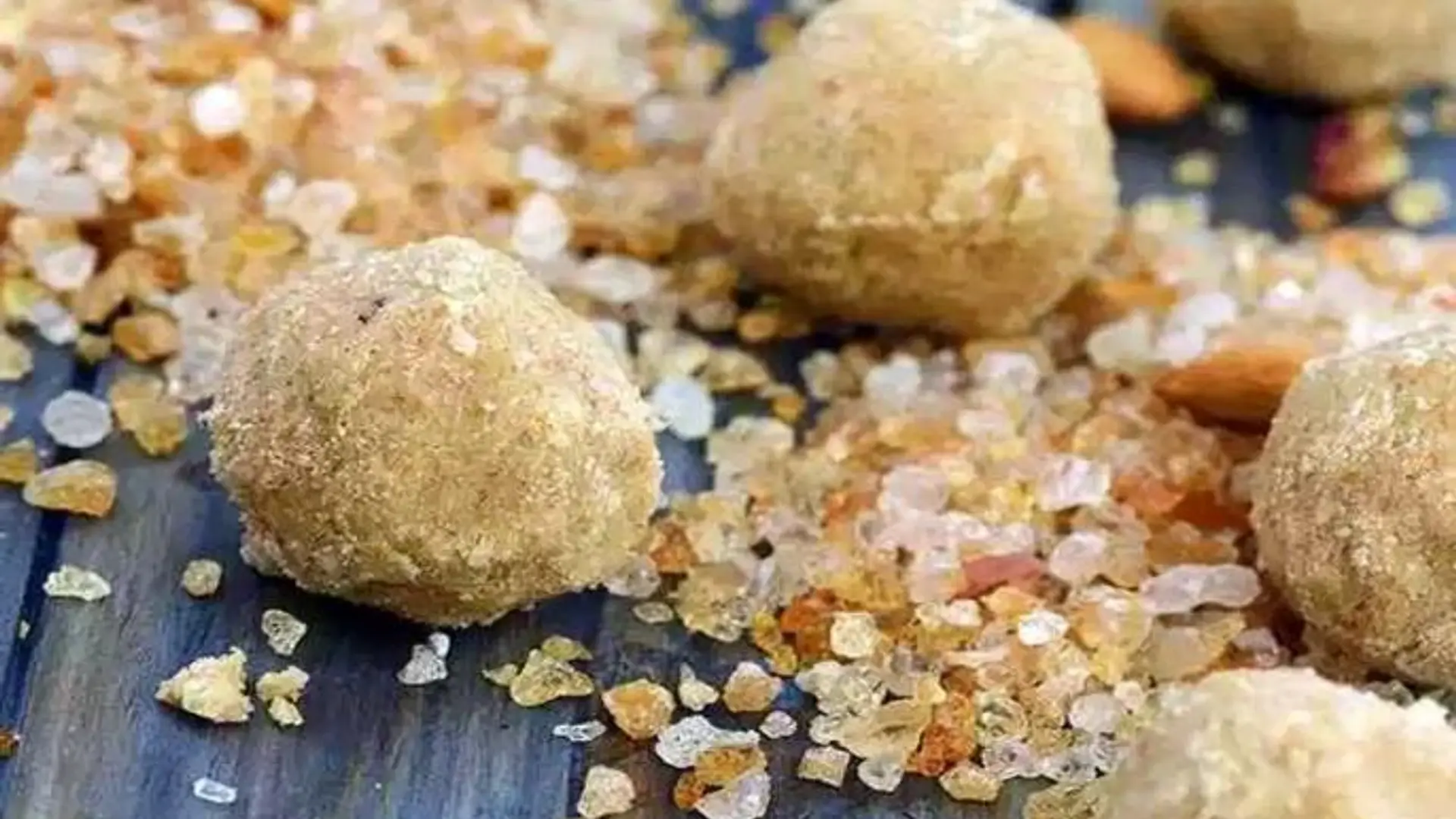 गोंद क्या है? इसके स्वास्थ्य लाभों पर एक नज़र, जानें क्यों सर्दियों में आपको खाना चाहिए गोंद