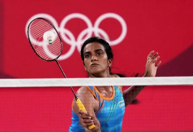 पी वी सिंधु दो ओलंपिक पदक जीतने वाली पहली भारतीय महिला खिलाड़ी बन गई हैं।