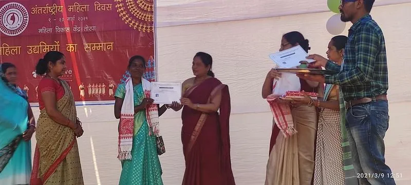 TRDSW में महिला दिवस समारोह में प्रमुख तोरपा ब्लॉक द्वारा क्रिस्टीना को सम्मानित किया गया 