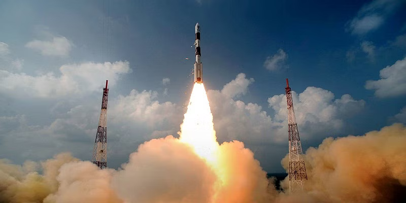 ISRO ने लॉन्च किया 36 सैटेलाइट्स वाला भारत का सबसे बड़ा LVM3 रॉकेट
