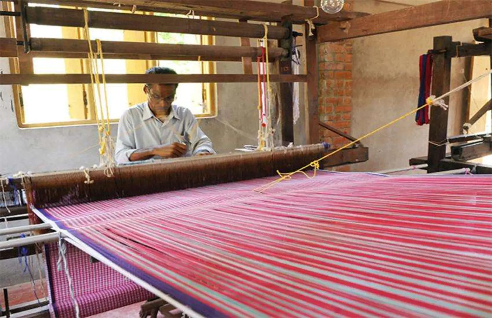 समाज के कमजोर तबके के लोगों को समर्थन देने के लिए खादी ग्रामोद्योग ने त्रिपुरा में वितरित किए मिट्टी के बर्तन और चर्मकारी के औजार