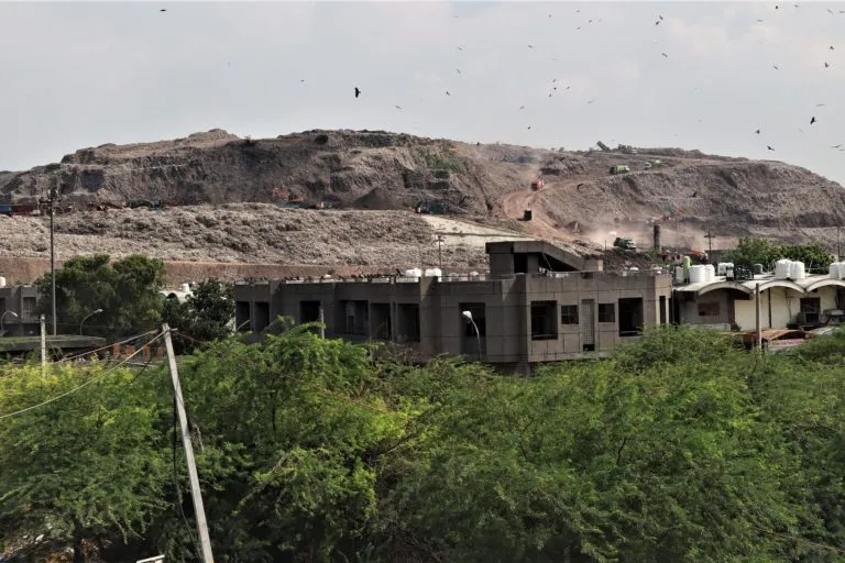 दिल्ली के गाजीपुर में बना एक कचरे का ढेर (लैंडफिल)। तस्वीर- मनीष कुमार