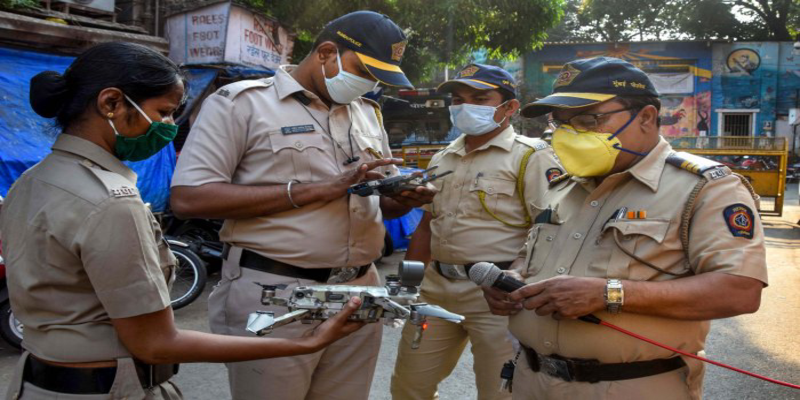 घरों से दो किलोमीटर के दायरे से बाहर न निकलें : मुंबई पुलिस ने निवासियों से की अपील