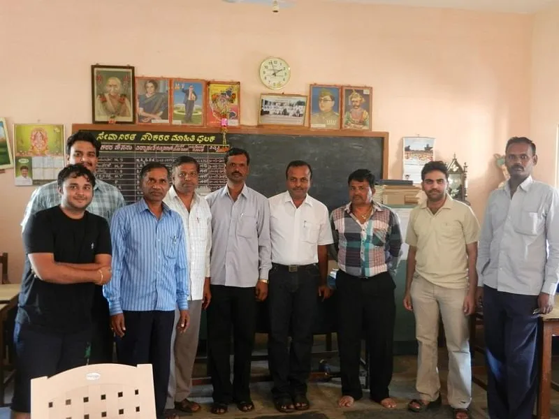 मधुसूदन अपने स्कूल के शिक्षकों और दोस्तों के साथ 