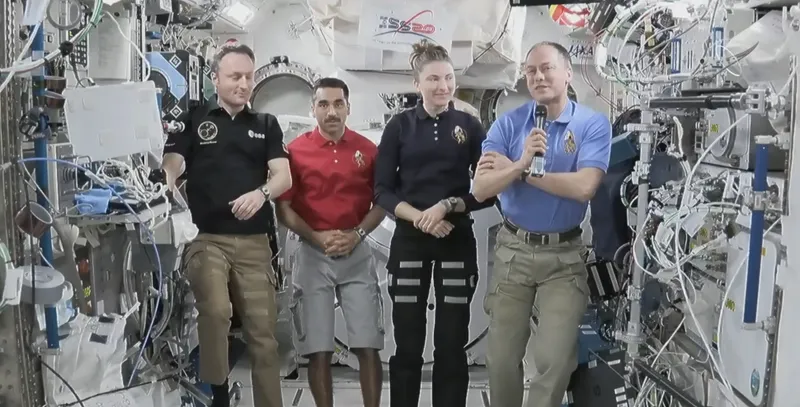 (बाएं से) ESA अंतरिक्ष यात्री मैथियास मौरर और NASA के अंतरिक्ष यात्री राजा चारी, कायला बैरोन और टॉम मार्शबर्न 15 अप्रैल, 2022 को हुई Crew-3 न्यूज़ कॉन्फ्रेंस के दौरान। (फोटो साभार: NASA TV)