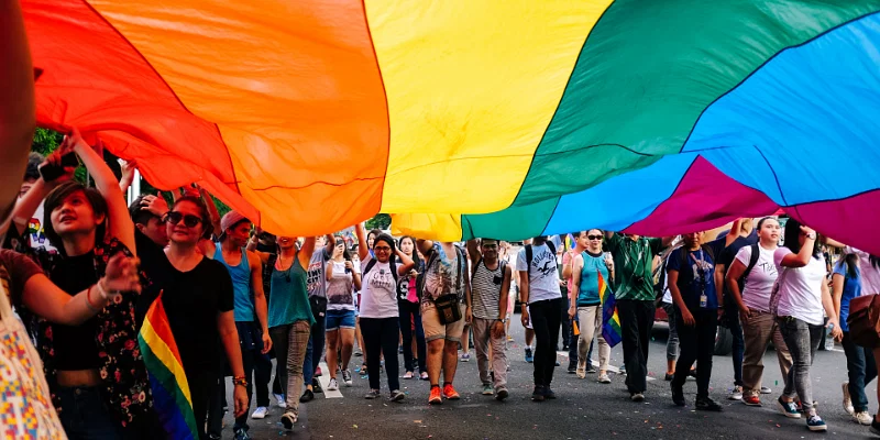 30 देशों में लगभग 9% वयस्क खुद को LGBTQ के रूप में पहचानते हैं: सर्वे