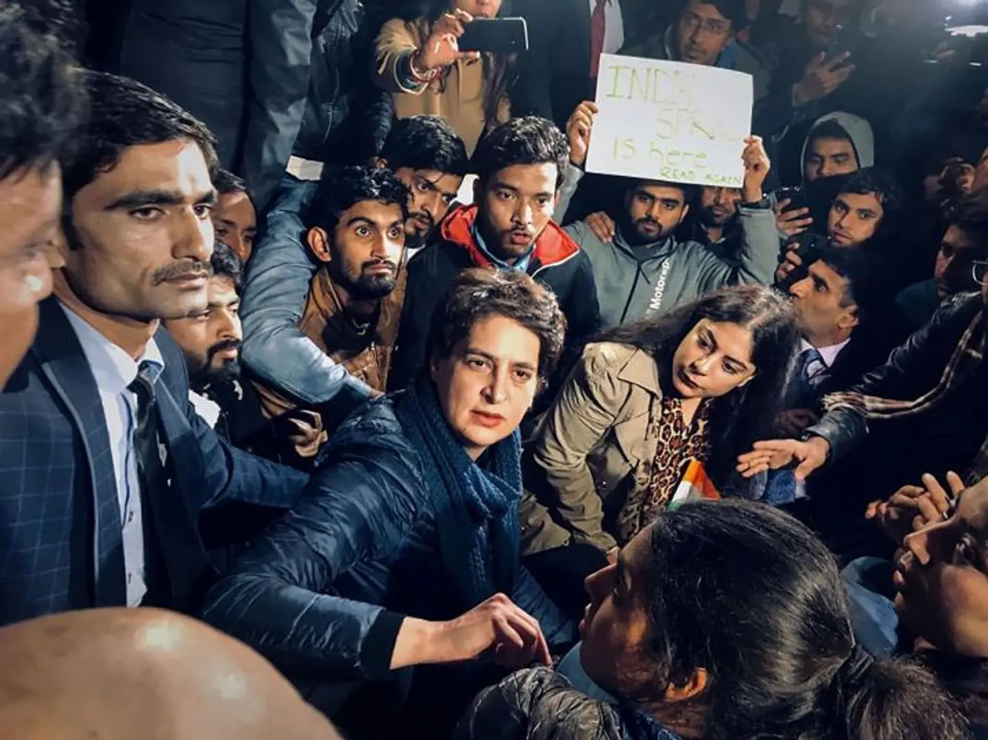 इंडिया गेट पर नागरिकता कानून के खिलाफ विद्यार्थियों के प्रदर्शन में शामिल हुईं प्रियंका गांधी