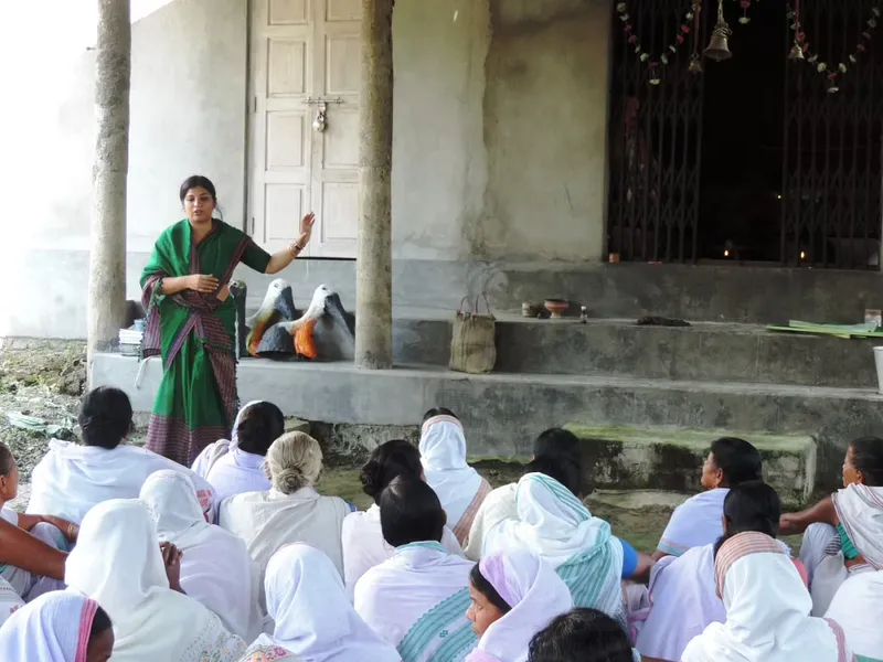 महिलाओं को शिक्षित करते हुए पूर्णिमा