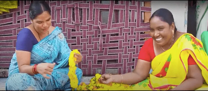 रशीदा (बाएं) अपनी सहेली मस्तानी के साथ जिसन उसे समाज कल्याण संगठन से परिचित कराया और उसके पुनर्वास में मदद की 