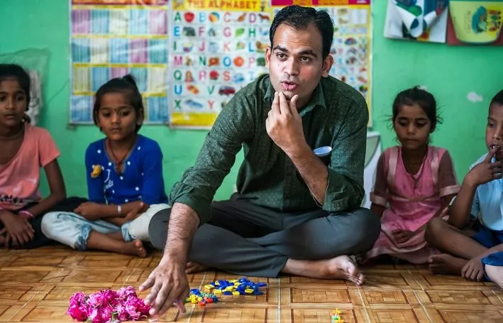 मध्यप्रदेश के शाजापुर ज़िले के कालापीपल प्रखंड में बसा है गाँव खारदों कलां, जहां के प्राथमिक विद्यालय के शिक्षक गोविंद विश्वकर्मा अपनी अदभुत शिक्षण शैली के ज़रिये दूर-दराज़ के गाँवों तक मशहूर हैं. (साभार: Central Square Foundation)
