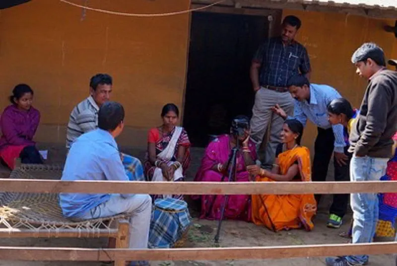 भारत में किसानों के साथ काम कर रही डिजिटल ग्रीन टीम 