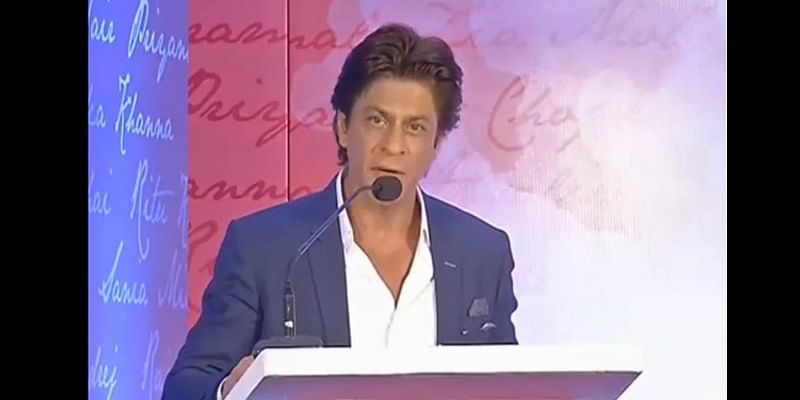 अभिनेता शाहरुख खान ने छत्तीसगढ़ में कोविड-19 फ्रंटलाइन हेल्थ वर्कर्स को दान किए 2000 पीपीई किट 