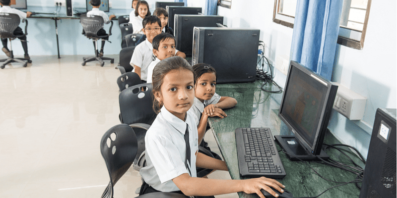 हाई कोर्ट ने कहा- गरीब बच्चों को ऑनलाइन कक्षा के लिए उपकरण और इंटरनेट मुहैया कराएं स्कूल
