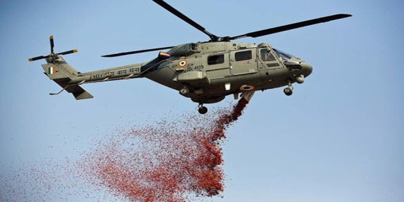 सशस्त्र बलों ने दिल्ली के अस्पतालों पर हेलीकाप्टरों से पुष्पवर्षा करके कोरोना योद्धाओं को सलाम किया