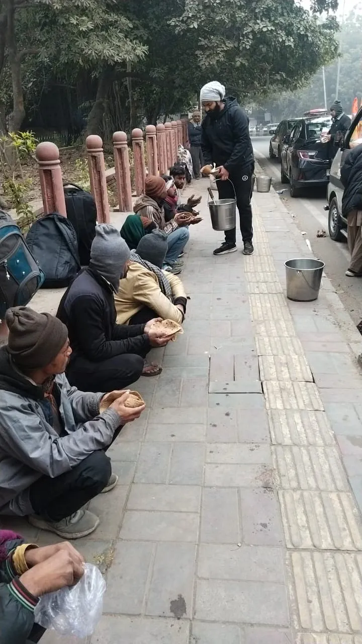 veerji-da-dera-delhi-brothers-providing-free-medical-services-food-migrant-workers-homeless