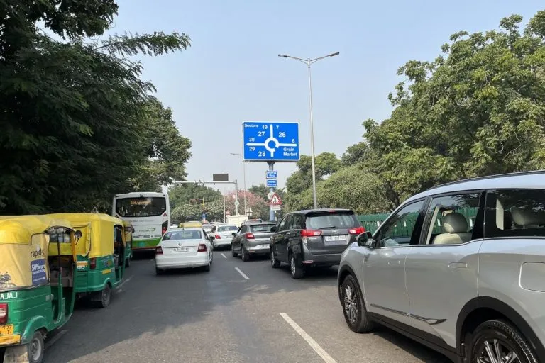 चंडीगढ़ की सड़कों पर चलती गाड़ियां। देशभर के शहरों में चंडीगढ़ ऐसा है जहां गाड़ियों का घनत्व सबसे ज़्यादा है। तस्वीर- विवेक गुप्ता।