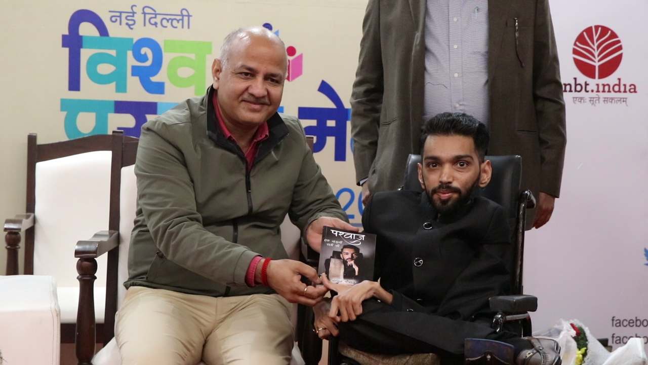 जज्बा! इस दिव्यांग ने अपनी कमजोरी को बनाया अपनी खुबी, दो उंगलियों से लिख दी कविता की किताब