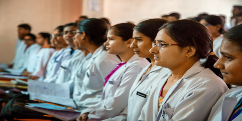 क्यों भारत में प्रैक्टिस के लिए टेस्ट नहीं पास कर पा रहे हैं विदेशों में पढ़ने वाले मेडिकल छात्र?