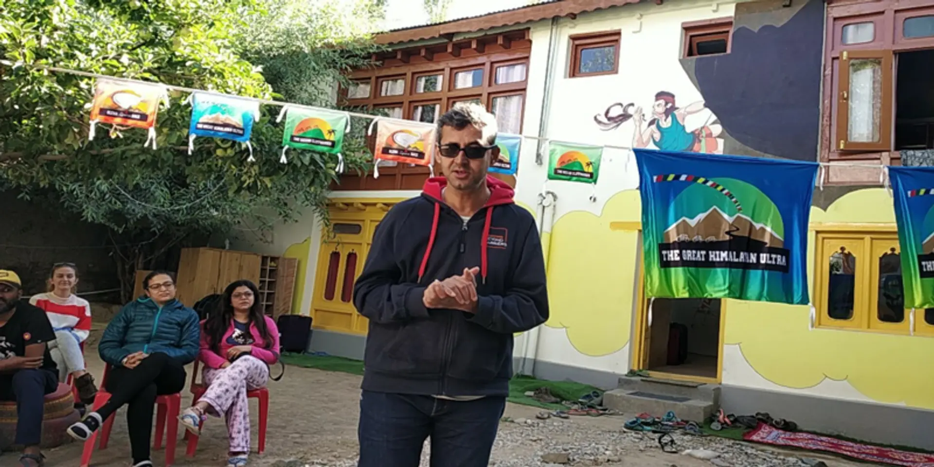 आँखों की रोशनी गई फिर भी चढ़ गए पहाड़, आज दिव्यांगजनों को समाज की मुख्यधारा से जोड़ रहे हैं दिव्यांशु