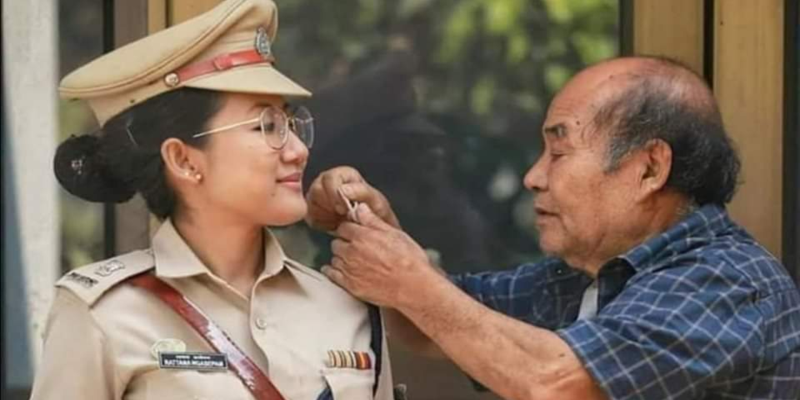 पुलिस अफसर बेटी के कंधे पर सितारे सजा रहे पिता की तस्वीर से बेहतर इस समय दुनिया में और क्या होगा!