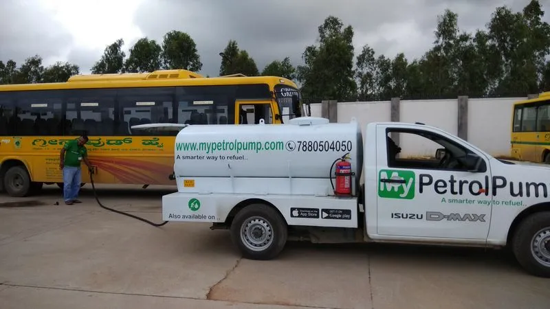 स्कूल बस में ईंधन सप्लाई करता माइपेट्रोलपंप का ट्रक