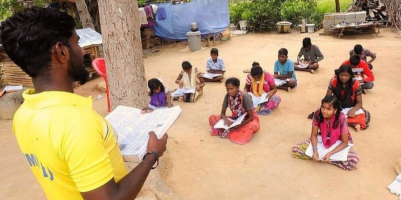 इंजीनियर से शिक्षक बन गए तमिलनाडु में ये चार दोस्त, किसानों और मजदूरों के बच्चों को दे रहे हैं क्लास