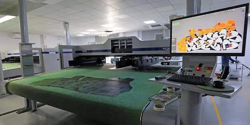 अल्बर्टो टॉरेसी के कारखाने में एक रोबोटिक कटिंग मशीन