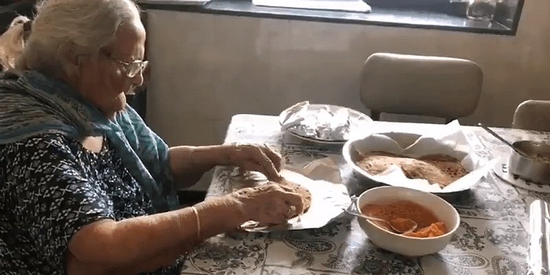 प्रवासी मजदूरों के लिए खाने के पैकेट तैयार करतीं 99 साल की दादी का यह वीडियो आपका दिन बना देगा