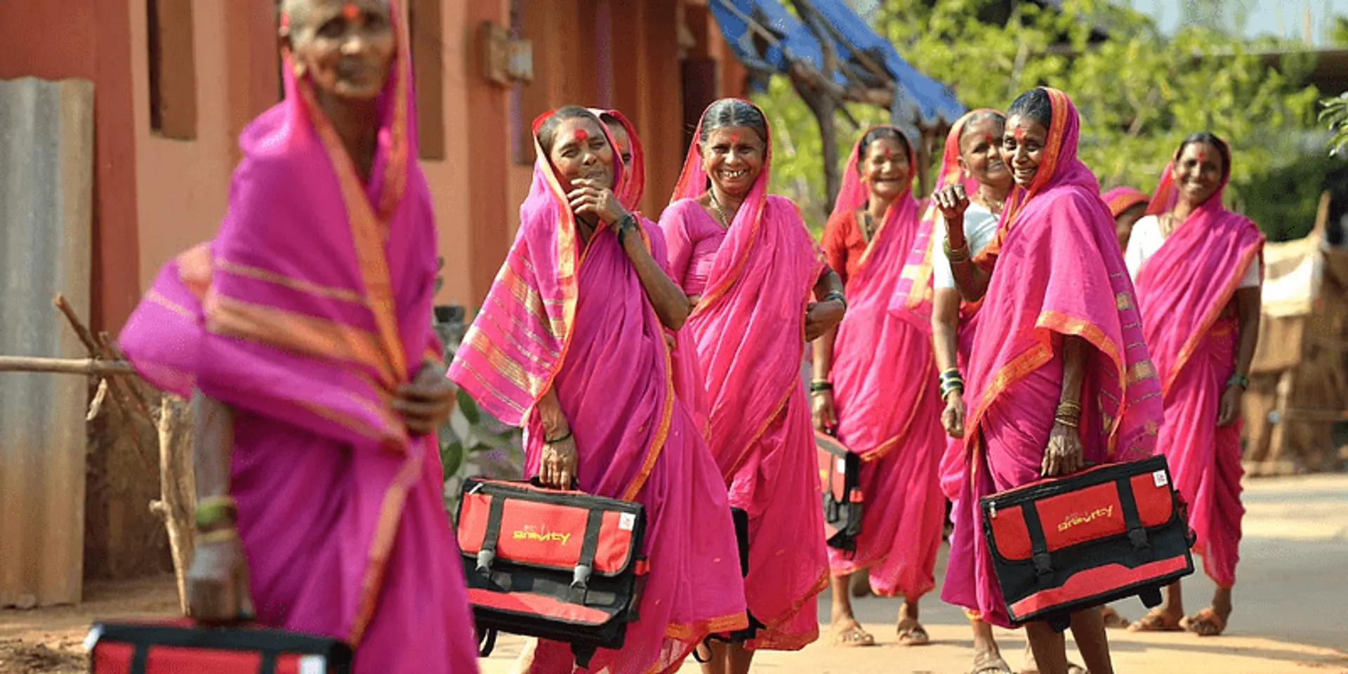 देश का पहला स्कूल जो कर रहा है बुज़ुर्ग महिलाओं को शिक्षित, किताबें पढ़ने से लेकर हस्ताक्षर करना सीख रही हैं ‘दादियाँ’