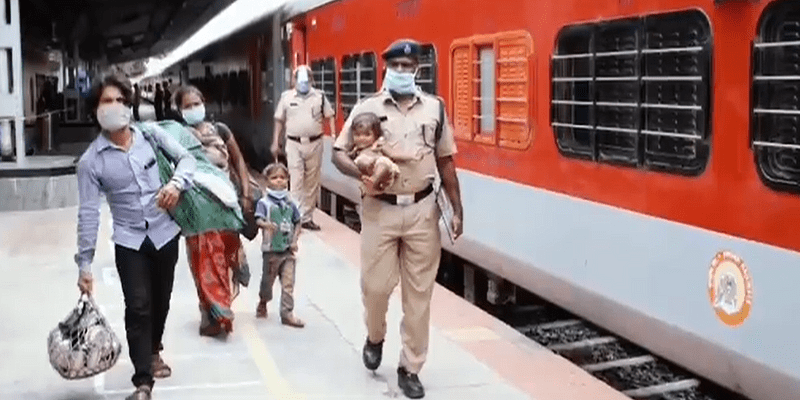 चलती ट्रेन में दौड़कर बच्ची को दूध का पैकेट पहुंचाने वाले कांस्टेबल को रेलमंत्री ने बताया ‘उसैन बोल्ट’, रेलवे ने की पुरस्कार देने की घोषणा 