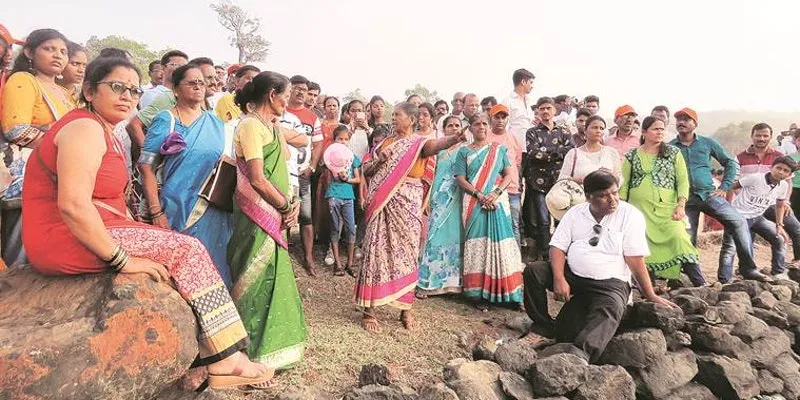 पर्यटक के समूह के साथ नेतृत्व करने वाली आदिवासी महिला
