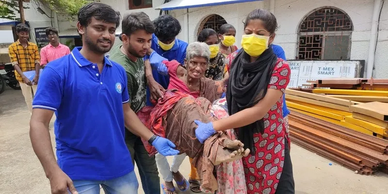 नवीन अपने स्वयंसेवकों के साथ भिखारियों को अपने साथ ले जाते हुए