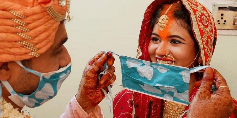 दूल्हे ने मंगलसूत्र के पहले पहनाया मास्क, शादी में ऑनलाइन शामिल हुए बाराती