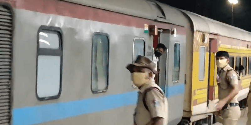 श्रमिक पीछे छूटे तो पुलिसकर्मियों ने चलती ट्रेन को रोका, इंटरनेट पर वायरल हुआ मुंबई पुलिस का यह वीडियो