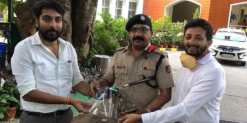 [बाएँ से दायें] अभिषेक एसआर (को-फाउंडर), बेंगलुरु पुलिस फोर्स के अजय कुमार और रोनित शेट्टी