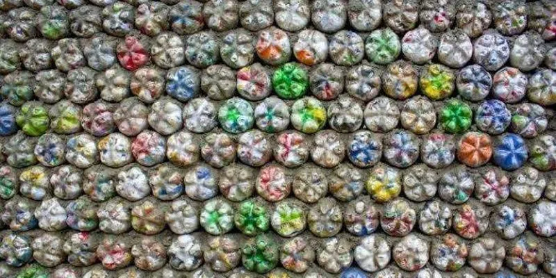 प्लास्टिक बोतलों से बनी दीवार